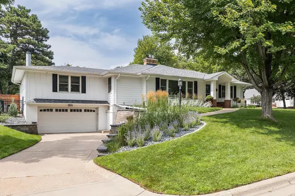5600 Warwick PL, Edina, MN 55436
