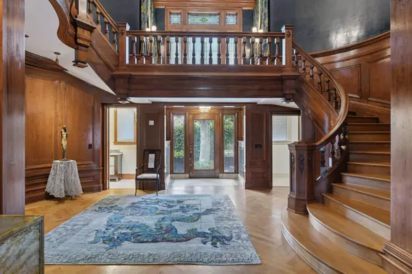 Minneapolis, MN 55405,2218 Lake of the Isles Pkwy W