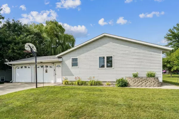 620 Ranchwood DR, Bird Island, MN 55310