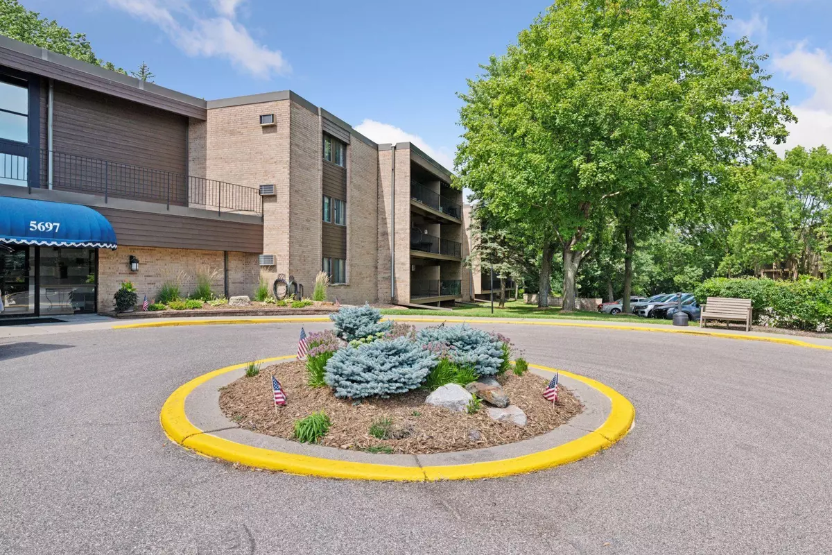 Minnetonka, MN 55343,5697 Green Circle DR #316