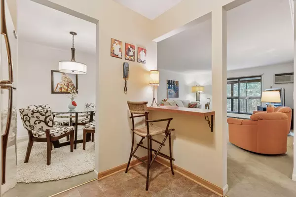 Minnetonka, MN 55343,5697 Green Circle DR #320
