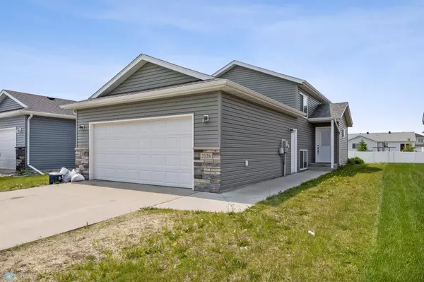 2128 Admiral DR W, Fargo, ND 58078