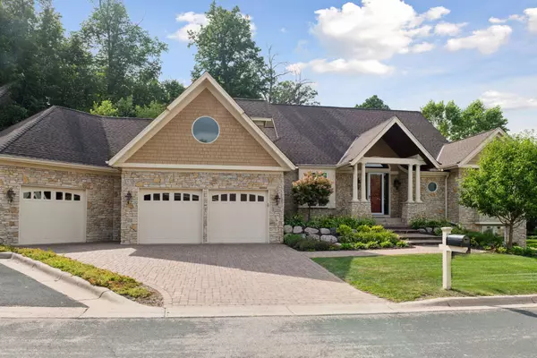 8950 Mariabo CIR, Bloomington, MN 55438