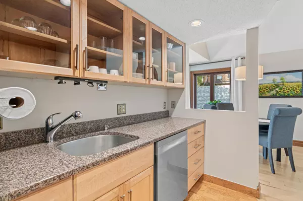 Saint Paul, MN 55102,8 Irvine PARK #8A