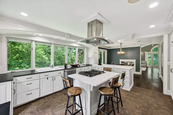 Minnetonka, MN 55345,5076 Woodgate CT