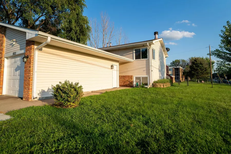 5821 84 1/2 AVE N, Brooklyn Park, MN 55443