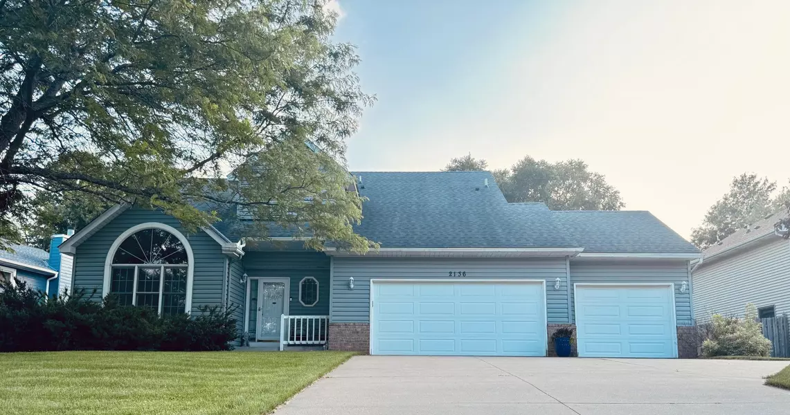 2136 Parkview LN, Woodbury, MN 55125