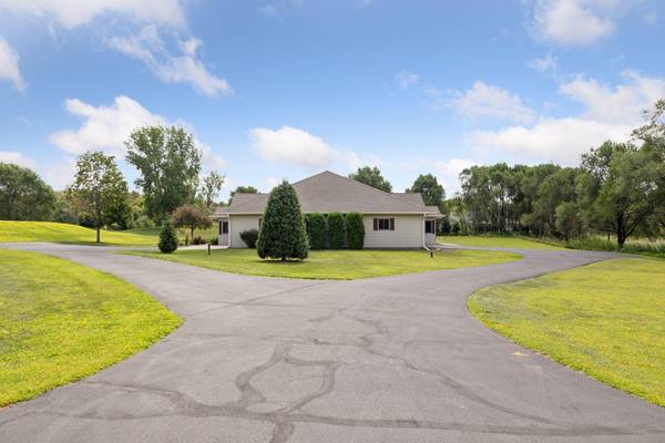 921 Meadowood LN #1, Hudson, WI 54016