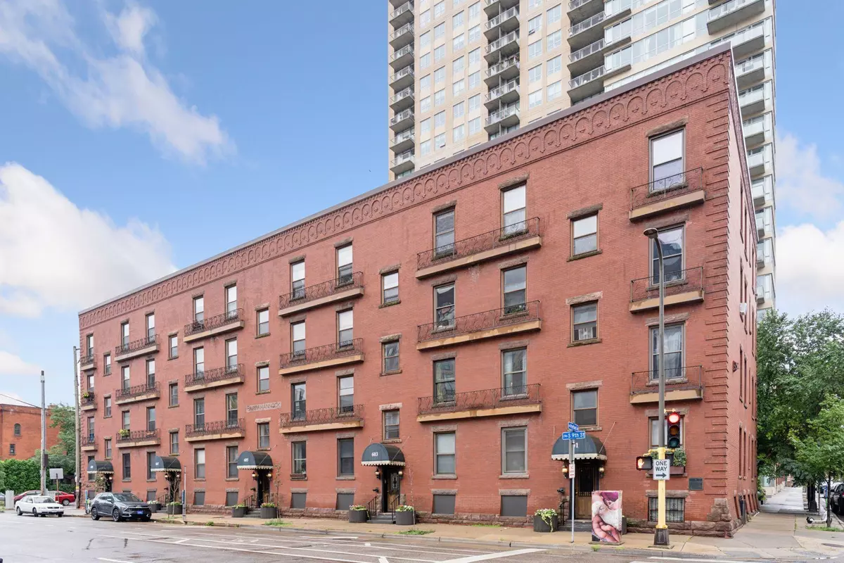 Minneapolis, MN 55404,601 S 9th ST #3