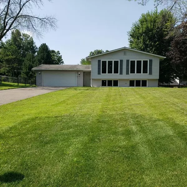 455 Black Oaks LN N, Plymouth, MN 55447