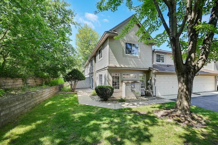 1046 Lovell AVE W, Roseville, MN 55113