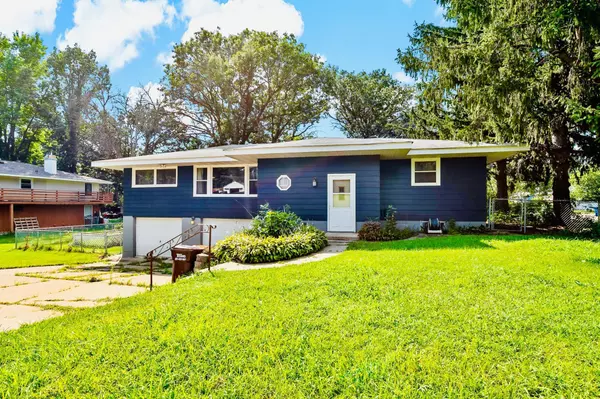 698 Grafton AVE N, Oakdale, MN 55128