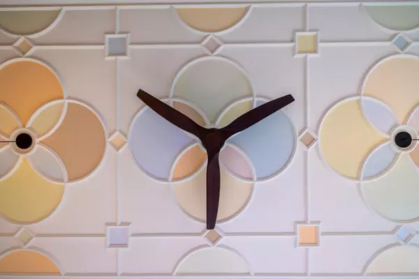 Minneapolis, MN 55405,628 Cedar Lake RD S