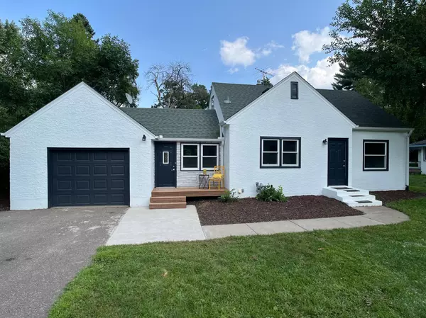 2228 Hendry PL, Maplewood, MN 55117