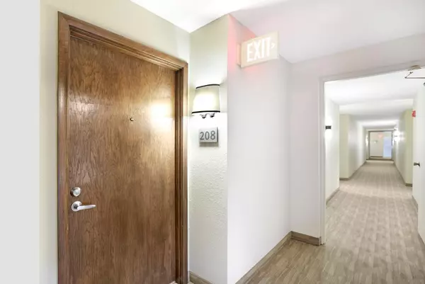 Wayzata, MN 55391,205 Barry AVE S #208