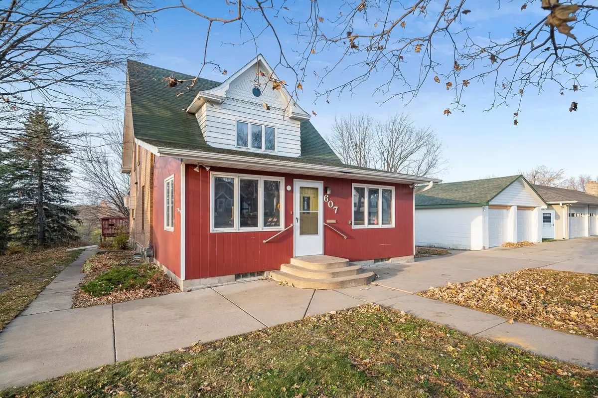 Buffalo, MN 55313,607 Lake BLVD S