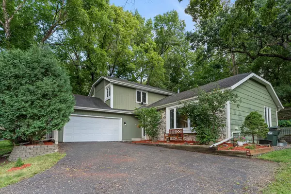 1276 Dunberry LN, Eagan, MN 55123