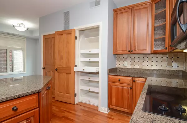 Edina, MN 55436,5225 Grandview SQ #114