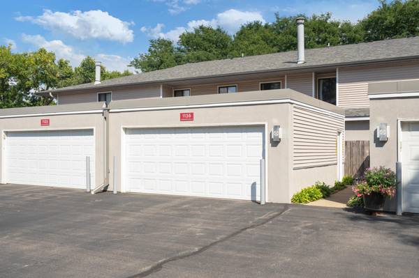 1126 Landmark TRL N, Hopkins, MN 55343