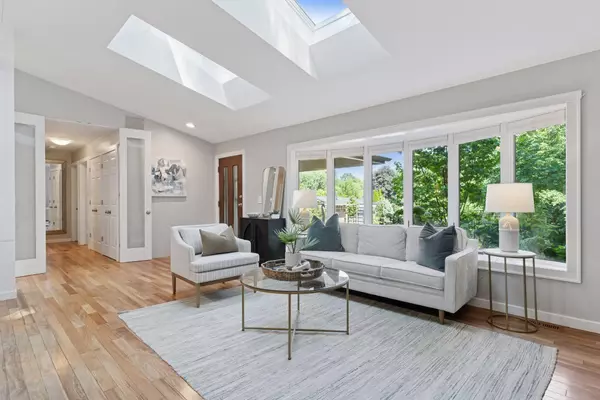 Minneapolis, MN 55405,20 Vincent AVE S