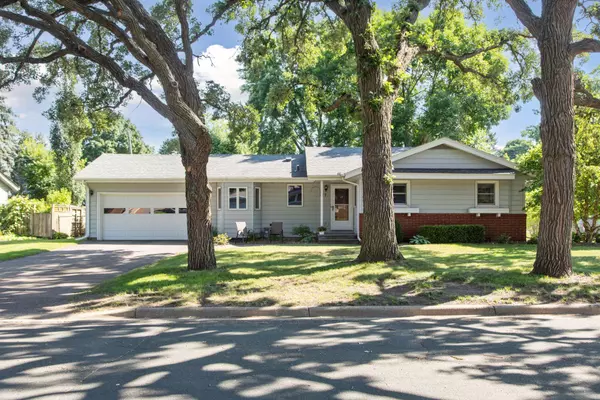 Mendota Heights, MN 55120,717 Navajo LN