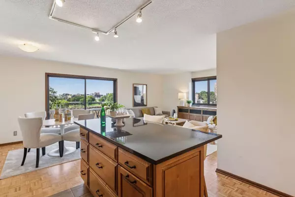 Minneapolis, MN 55403,410 Groveland AVE #501