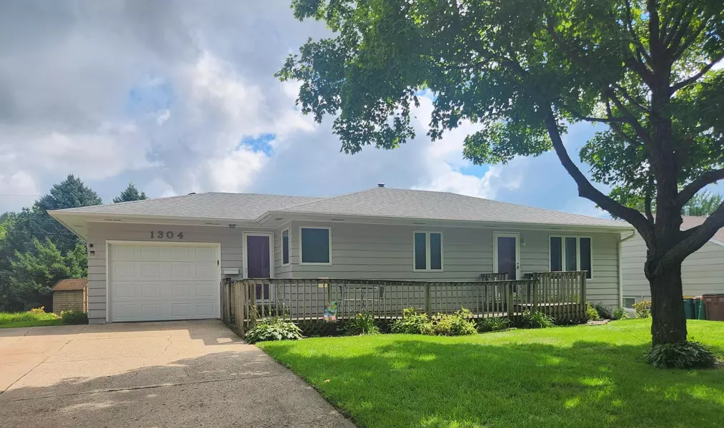 1304 Crestview RD, Albert Lea, MN 56007