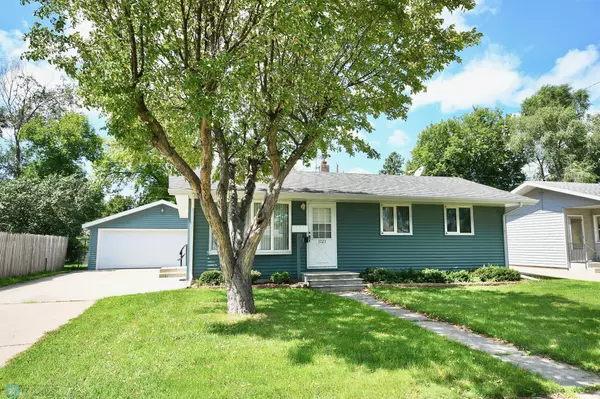1121 15 1/2 ST N, Moorhead, MN 56560