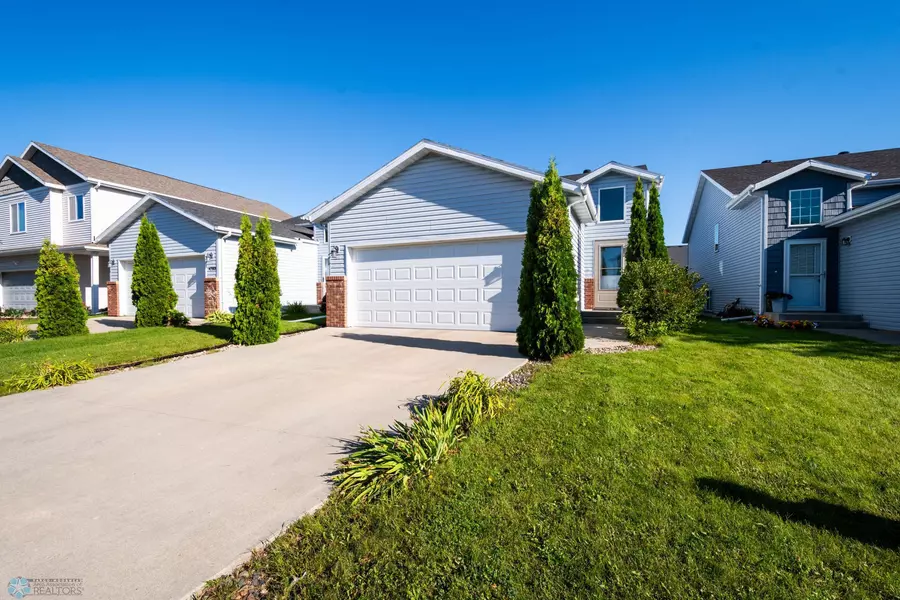 4767 Spencer LN S, Fargo, ND 58104