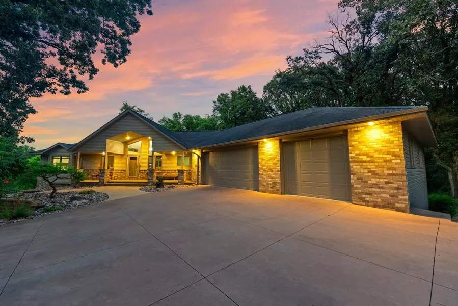 2043 Eaglewood DR, Shakopee, MN 55379