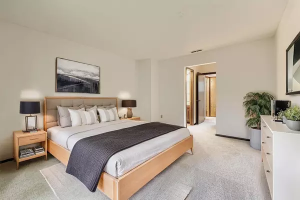 Minnetonka, MN 55305,2204 Country LN