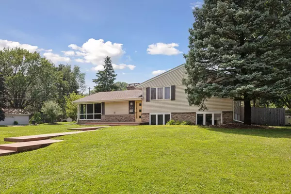 Edina, MN 55439,6720 Limerick LN