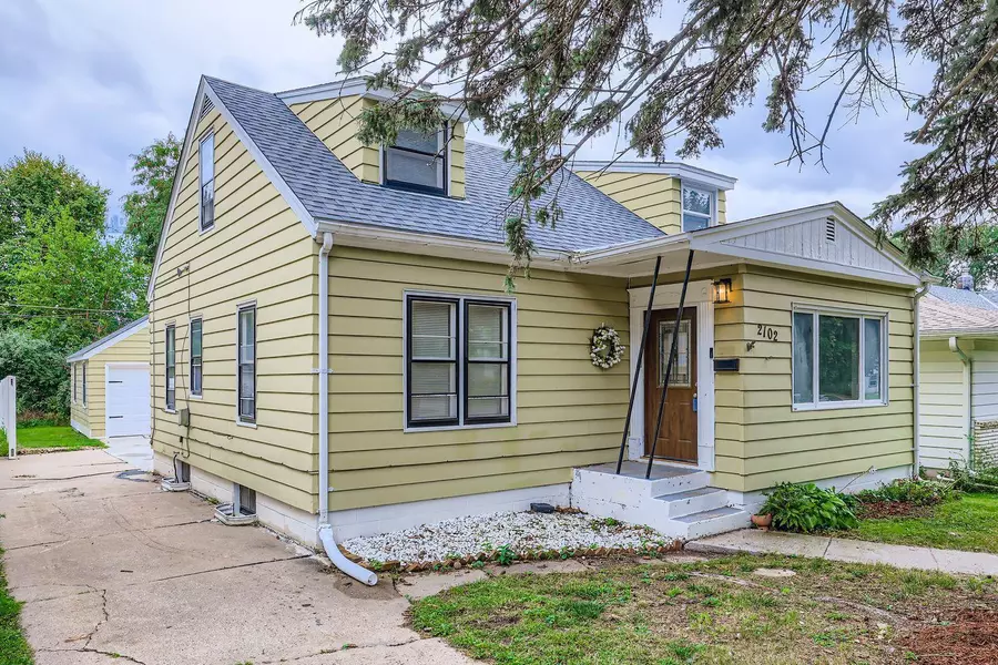 2102 Sherwood AVE, Saint Paul, MN 55119