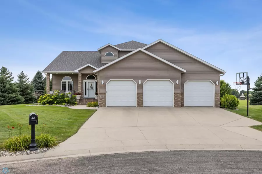 409 Allyson CIR, Moorhead, MN 56560