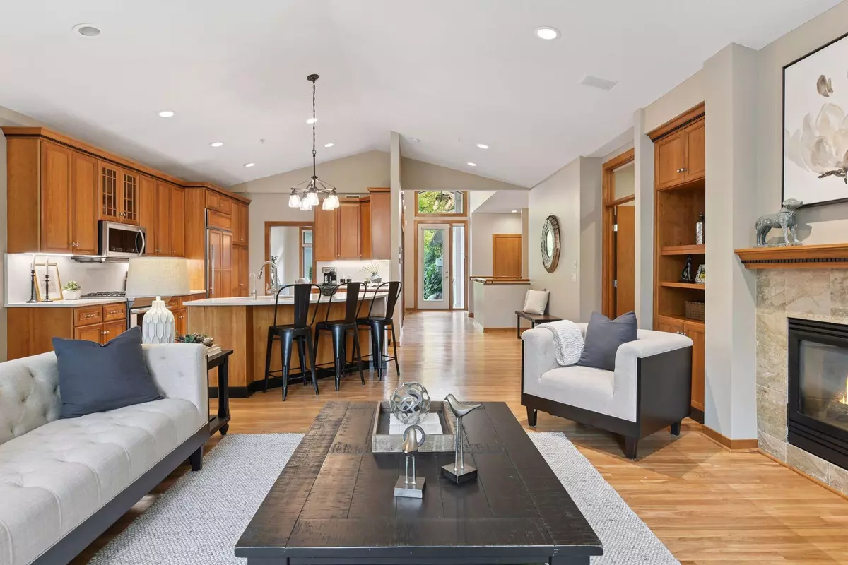 Minnetonka, MN 55305,9821 Enclave DR