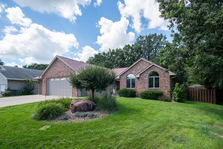 206 Woodhaven LN, Mankato, MN 56001
