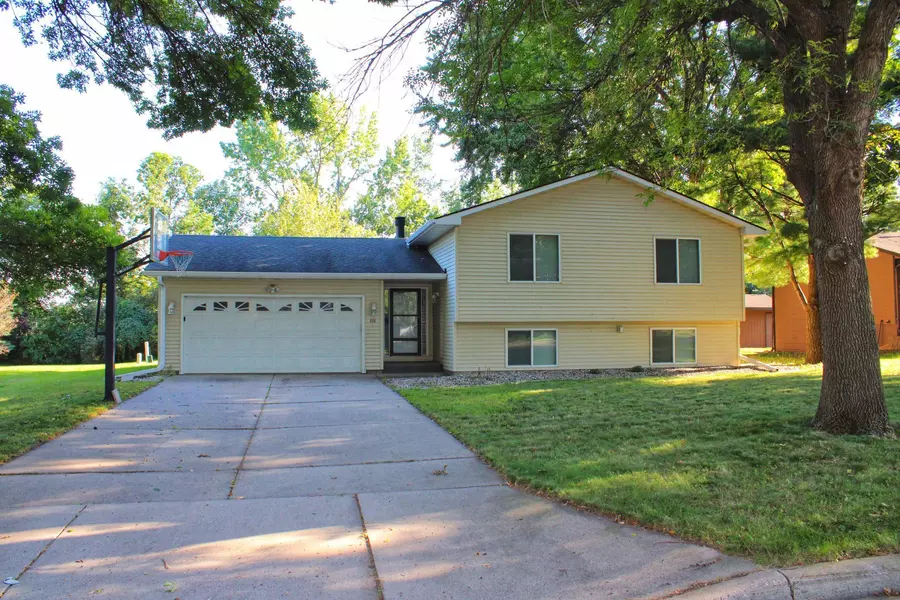 664 Hilltop DR NE, Hutchinson, MN 55350