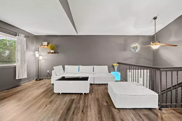 Chanhassen, MN 55317,7237 Pontiac CIR