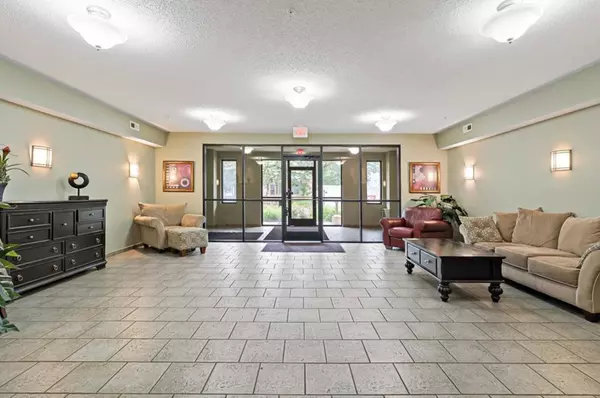 Minneapolis, MN 55414,619 8th ST SE #409