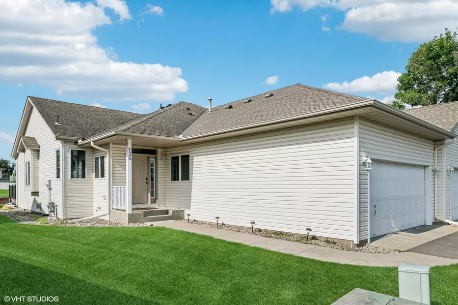 726 Regent DR, Shakopee, MN 55379