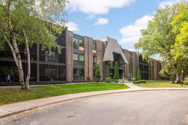 Edina, MN 55436,6105 Lincoln DR #136