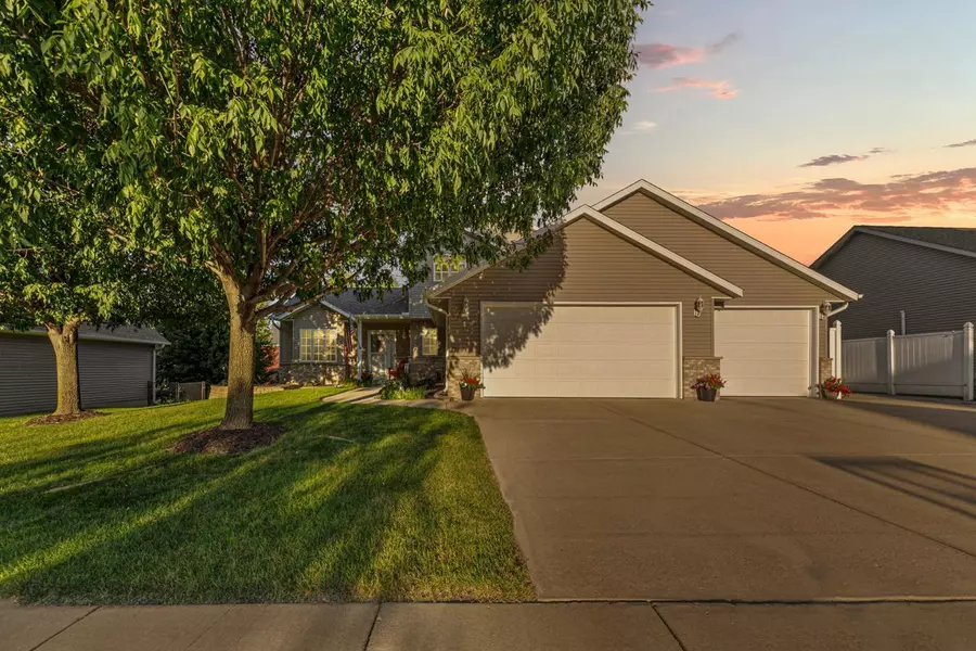 1205 Amber LN, Faribault, MN 55021