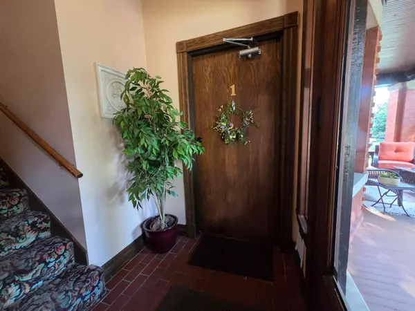 Saint Paul, MN 55102,487 Dayton AVE #1