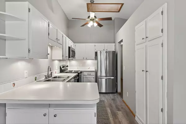 7275 Pontiac CIR, Chanhassen, MN 55317