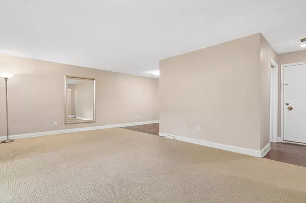 Edina, MN 55435,6301 York AVE S #102