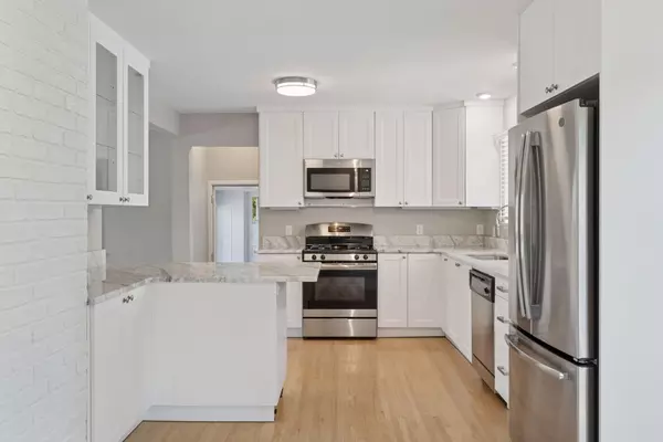 Minneapolis, MN 55405,2423 Mount View AVE