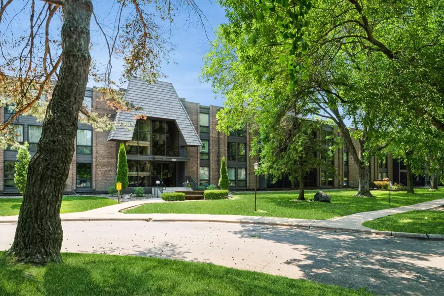 6105 Lincoln DR #130, Edina, MN 55436