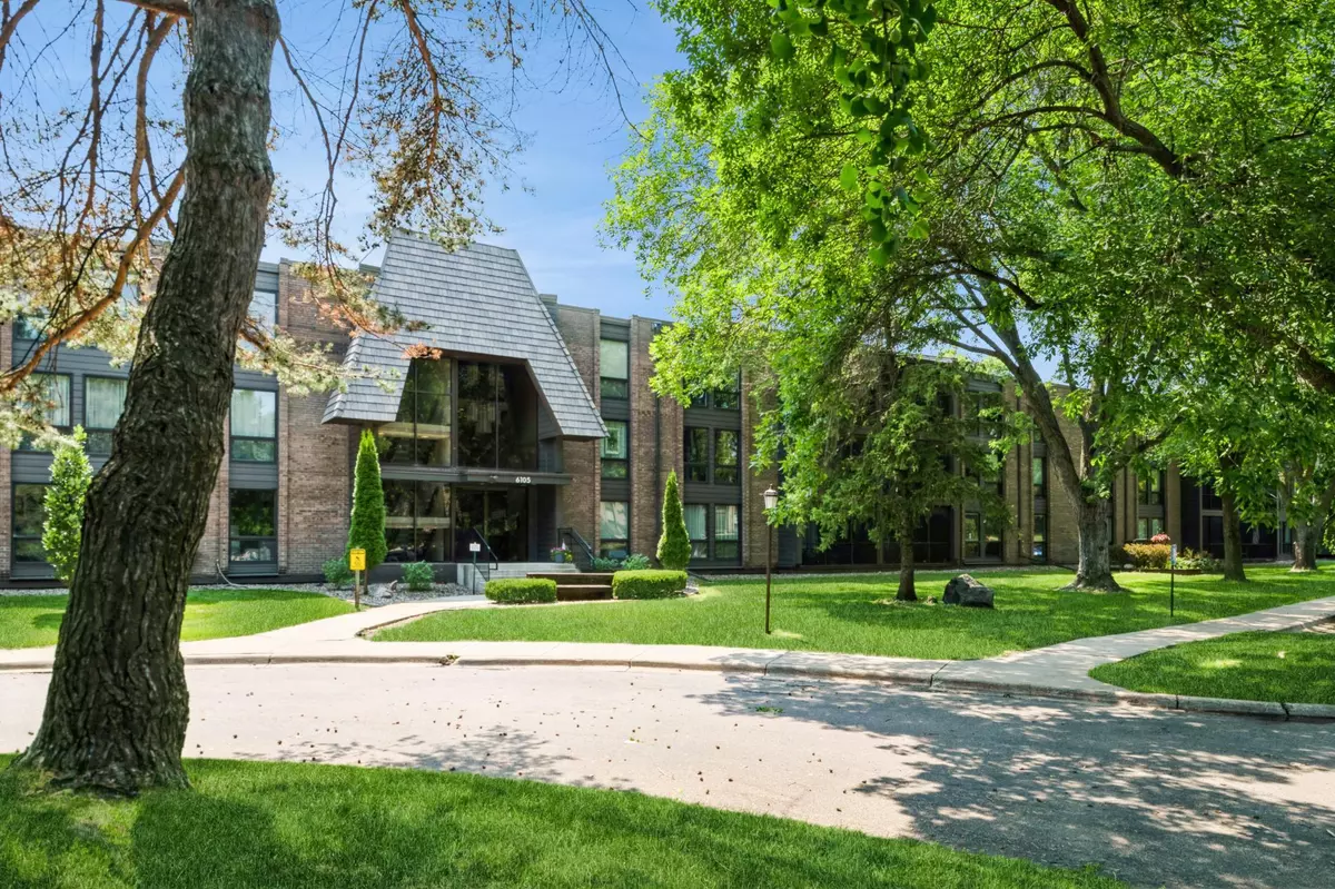 Edina, MN 55436,6105 Lincoln DR #130