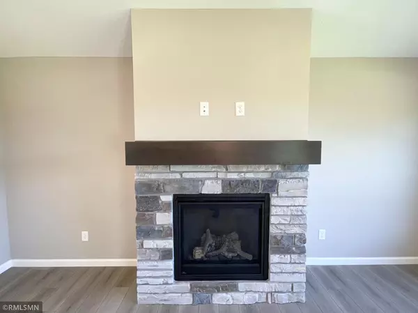 Forest Lake, MN 55025,19949 English LN N