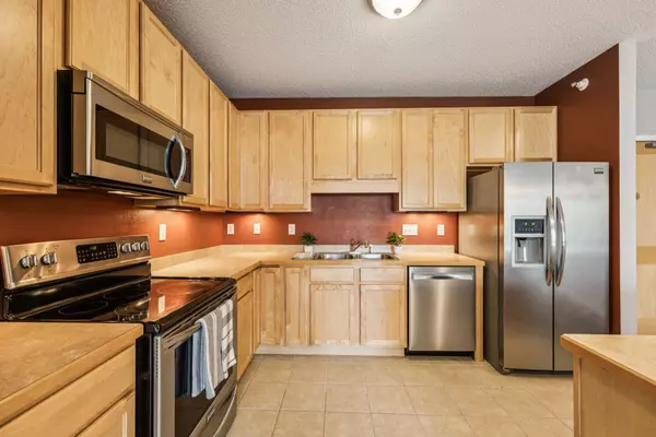 Minneapolis, MN 55414,619 8th ST SE #208